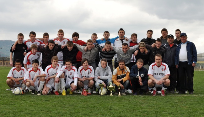FK Rajec - dorastenci 29.04.2012 s víťaznou trofejou sezóny 2010-2011