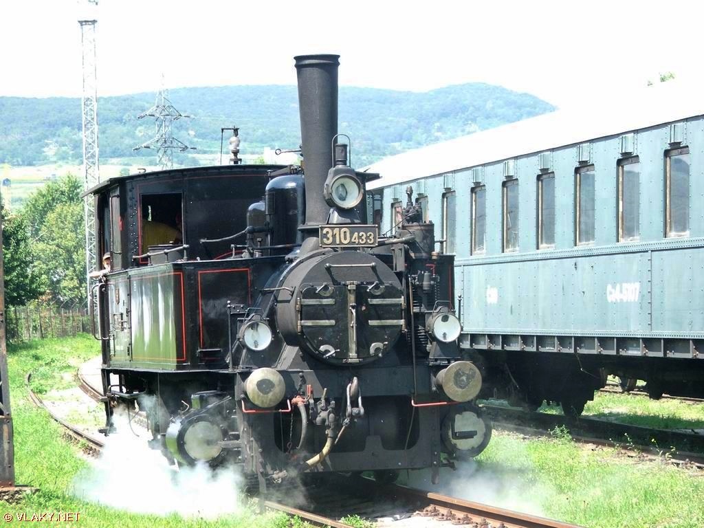 Parný rušeň radu 310.433, ktorý zodpovedá prvému vlaku Rajecká Anča z roku 1899. 
